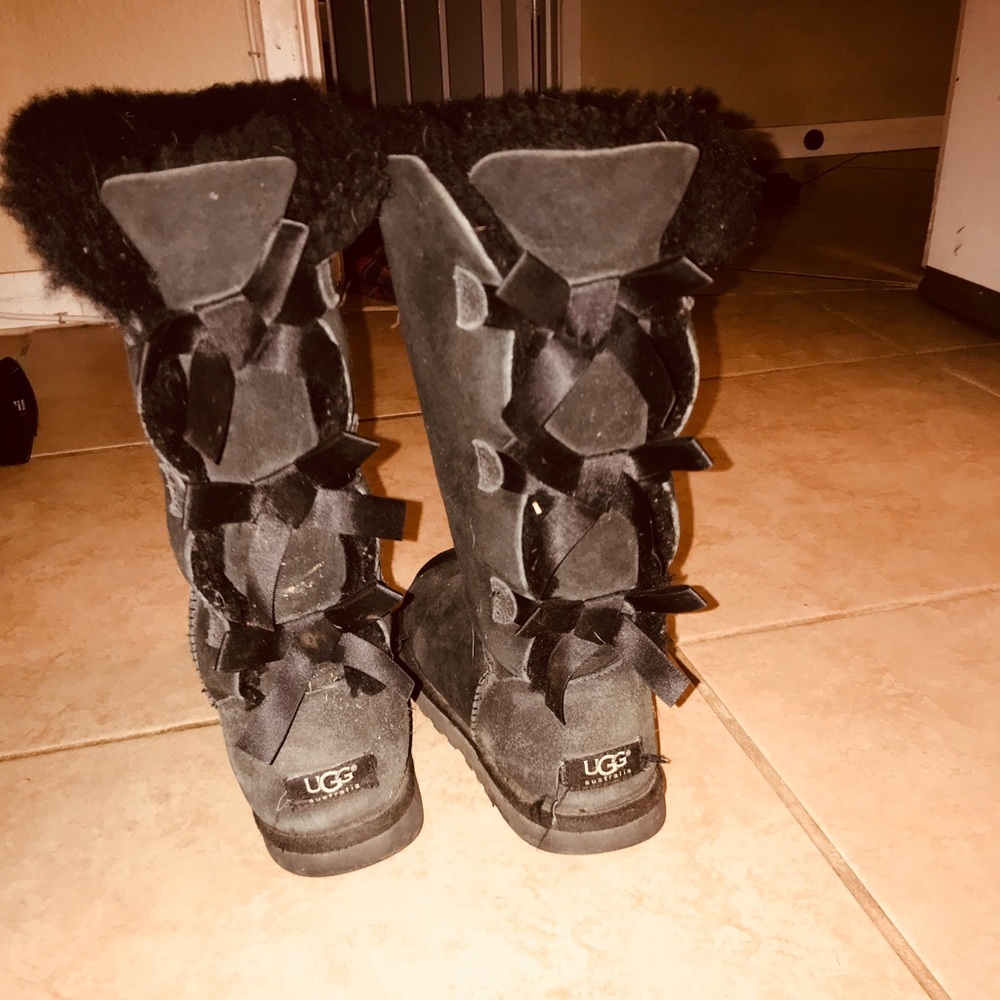 UGG BOOTS WITH THE BOWS
